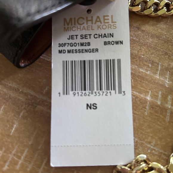 Michael Kors Jet Set Medium Messenger Bag - Picture 2 of 4